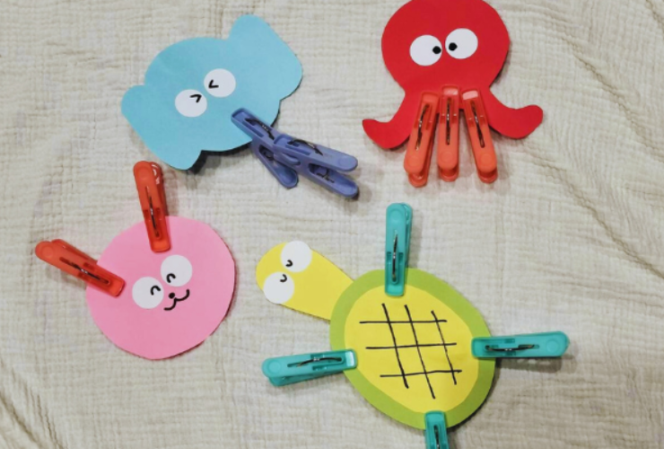 3歳のお子さん向け｜お箸・ハサミ練習を楽しく！雨の日のおうちでできる指先遊び
